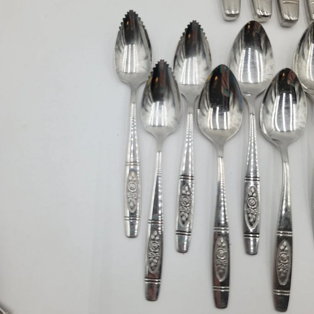 31pc VTG Oneida Rose Pendant Stainless Flatware Set Knives Forks Spoons Floral